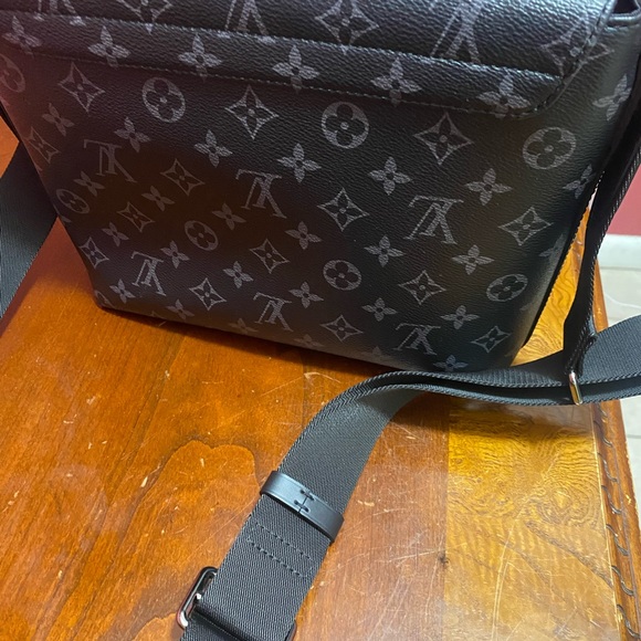 LOUIS VUITTON MESSENGER BAG - Picture 12 of 14